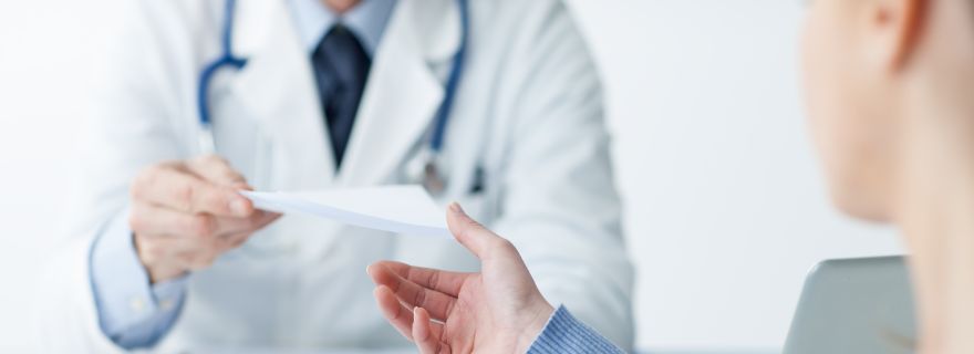 Medico entrega receta medica privada