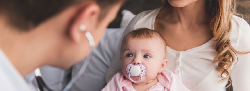 Consulta en el pediatra en el seguro medico de bebe