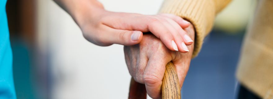 Seguro salud mayores 65 a�os: anciano y medico