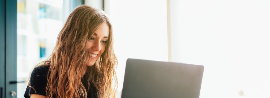 Chica solicita online tarjeta de cr�dito con ASNEF